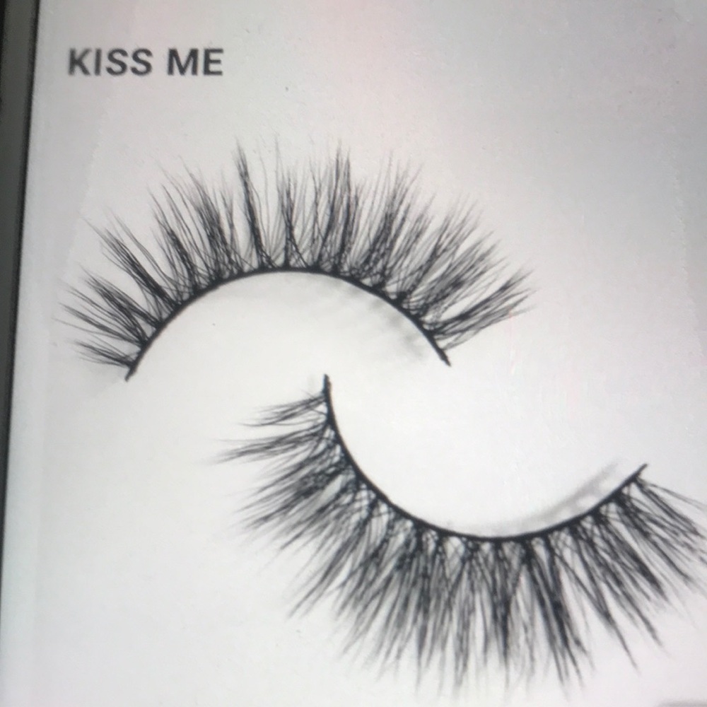 NEW Kiss Me Lashaholic  luxury lashes  NWT